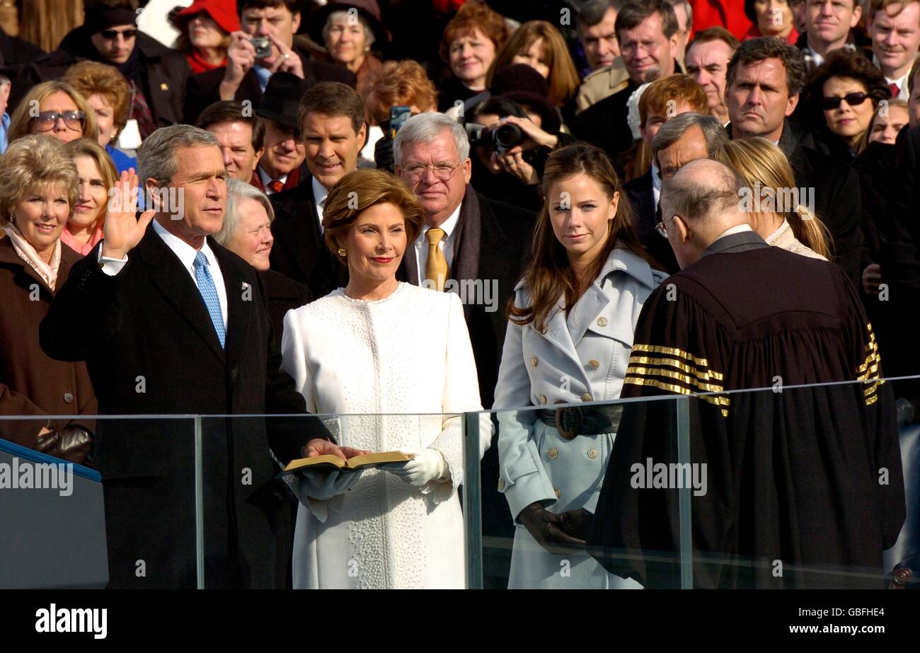 US-Präsident George W. Bush steht mit First Lady Laura Bush und seinen Kindern als er den Amtseid für seine zweite Amtszeit als 43. Präsident der Vereinigten Staaten verwaltet durch Oberrichter William Rehnquist 20. Januar 2005 in Washington, D.C. nimmt Stockfoto