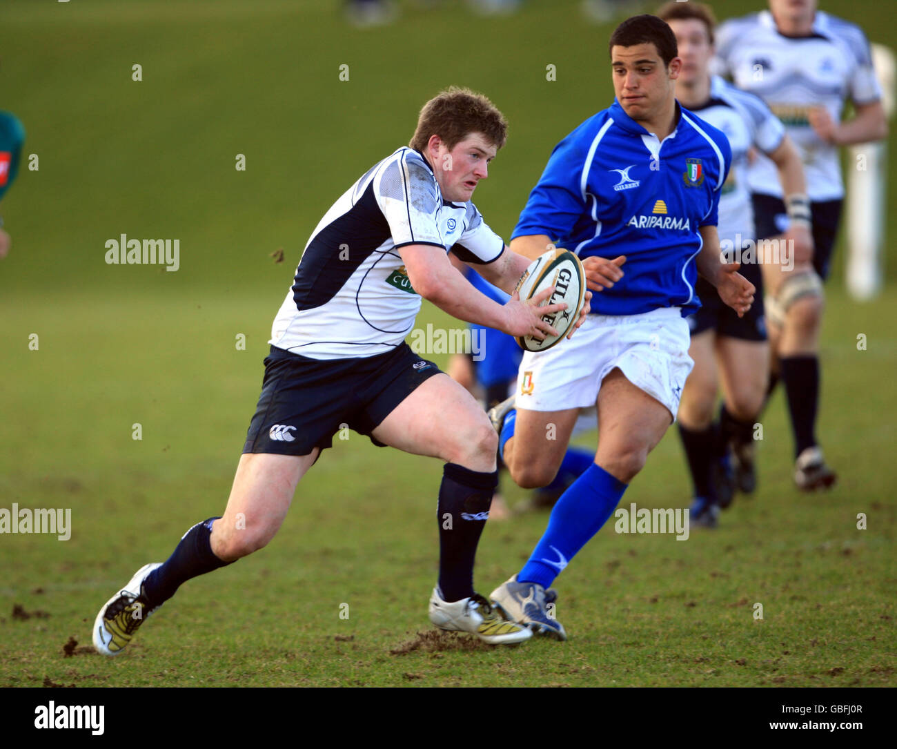 Rugby Union - RBS 6 Nations Championship 2009 - Under 19 - Schottland gegen Italien - Lasswade. Der schottische James Johnstone auf dem Weg zu einem weiteren Versuch Stockfoto