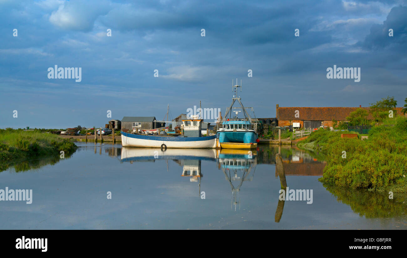 Angeln Boote Brancaster Staithe Hafen bei Flut auf einen ruhigen Sommer Abend Norfolk UK Stockfoto