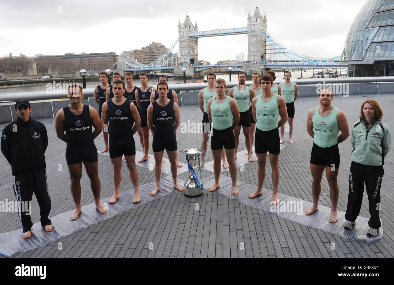 Rudern - The Boat Race 2009 - Themse. Die Bootsteams Oxford (Blue) und Cambridge werden heute in London für das 155. Rennen, das am 29. März stattfinden wird, bekannt gegeben. Stockfoto