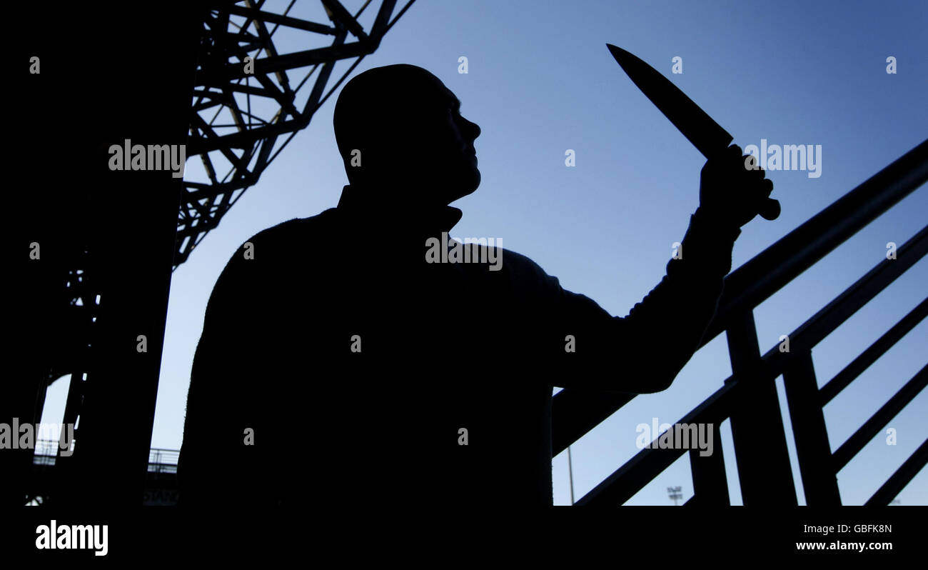 Foto von einem Modell, das eine Person mit einem Messer zeigt. Justizminister Kenny MacAskill hat heute im Murrayfield Stadium in Edinburgh eine neue Initiative ins Leben gerufen, um auf die Gefahren des Messers aufmerksam zu machen. Stockfoto