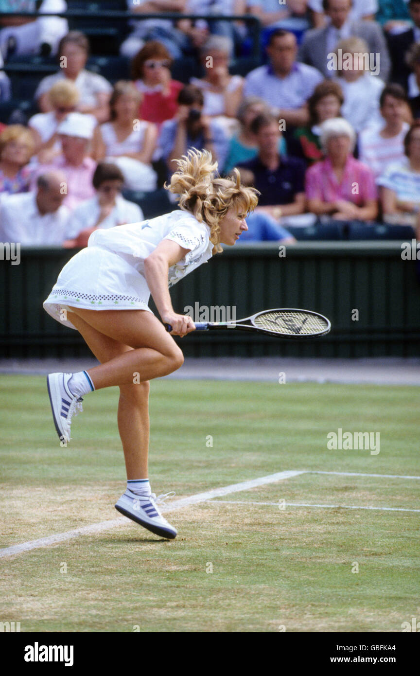 Tennis - Wimbledon Championships - Dameneinzel - Finale - Steffi Graf gegen Martina Navratilova. Steffi Graf im Einsatz beim Wimbledon-Finale Stockfoto