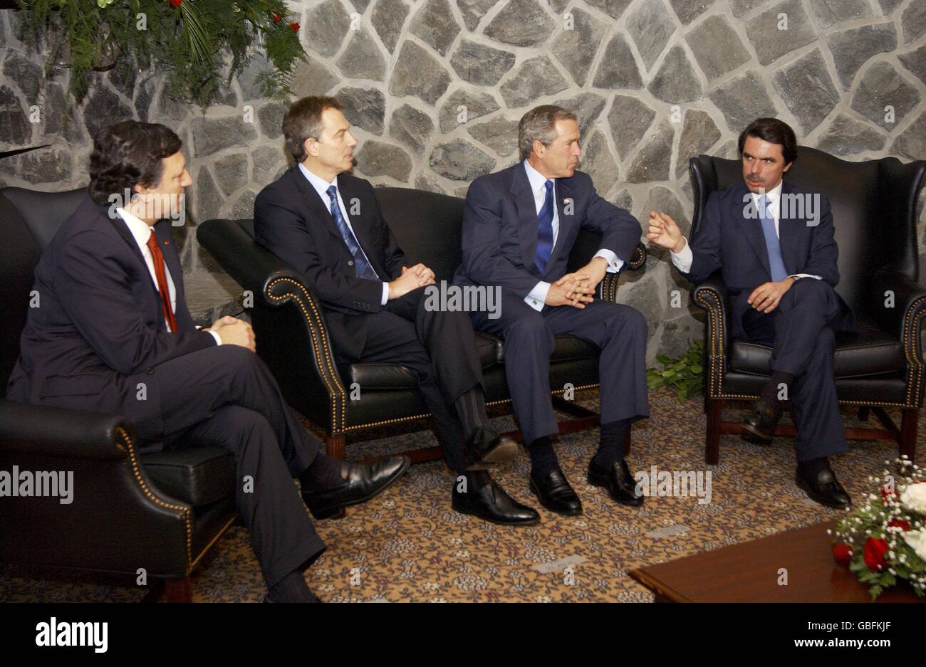 US-Präsident George W. Bush hört spanische Premierminister Jose Maria Aznar, gleich, als der britische Premierminister Tony Blair, der Center und der portugiesische Ministerpräsident José Manuel Durão Barroso, links, schauen Sie auf eine Tagung 16. März 2003 in Lajes, Azoren. Die Gruppe versammelt sich für eine ein-Tages-Sondergipfel, die Möglichkeiten des Krieges mit dem Irak zu diskutieren. Stockfoto