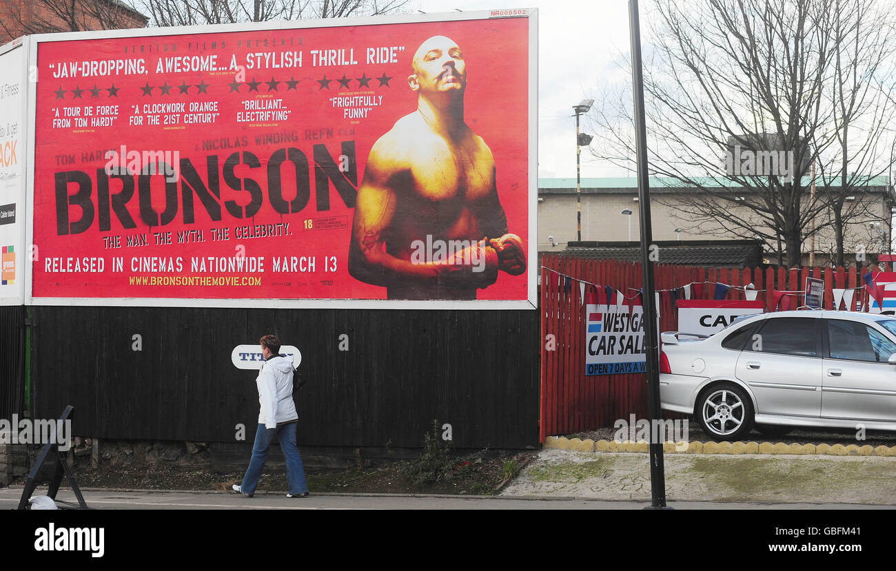 Der Eingang des Wakefield-Gefängnisses, in dem Charles Bronson festgehalten wird, liegt hinter einer Plakatwand, auf der der neue Film Bronson über das Leben des Mannes, der als Großbritanniens gefährlichster Verbrecher beschrieben wird, mit Tom Hardy in der Hauptrolle, bewirbt. Stockfoto