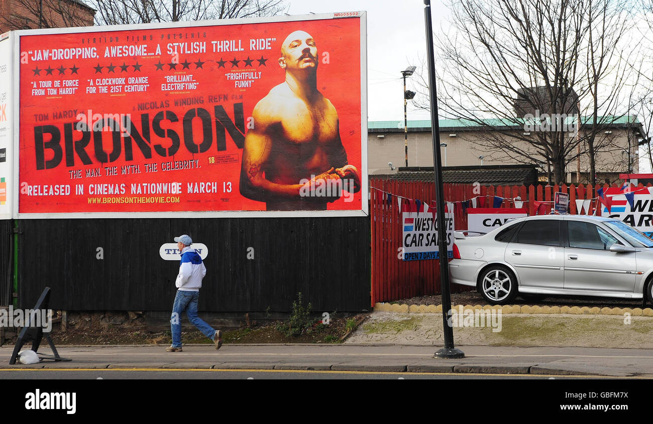 Der Eingang des Wakefield-Gefängnisses, in dem Charles Bronson festgehalten wird, liegt hinter einer Plakatwand, die den neuen Film "Bronson" über das Leben des Mannes, der als Großbritanniens gefährlichster Verbrecher beschrieben wird, mit Tom Hardy in der Hauptrolle anwirbt. Stockfoto