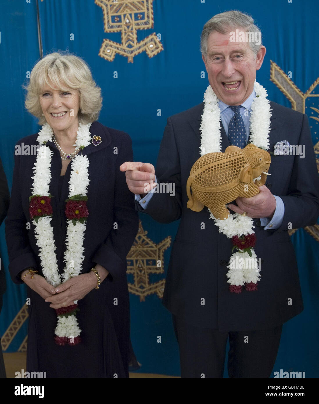 Der Prinz von Wales und die Herzogin von Cornwall, als sie zusammen mit den Kindern der Swaminarayan School das Hindu-Fest von Holi mit Farbe, Tanz, Kunst und Musik feierten, während sie vor den Feierlichkeiten einen kurzen Besuch im BAPS Shri Swaminarayan Mandir London (Neasden Temple) machten. Stockfoto