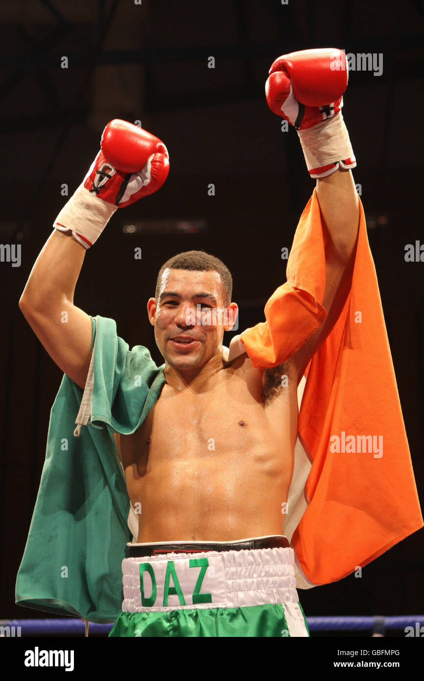 Der irische Darren Sutherland feiert seinen Sieg über die weißrussische Siarhei Navarka während des Super Middleweight-Kampfes im Robin Park Center, Wigan. Stockfoto