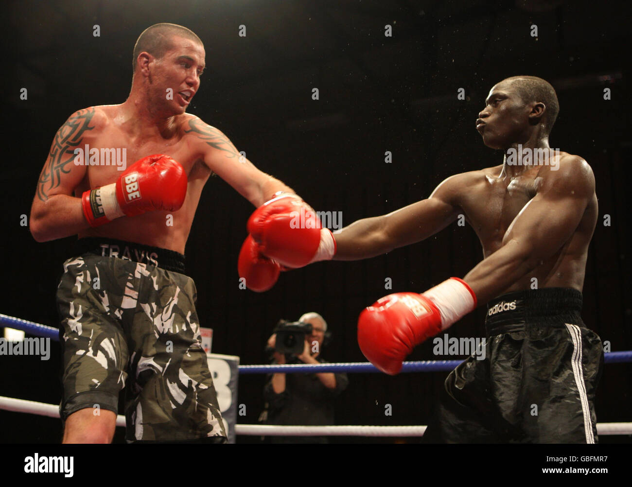Travis Dickinson aus Newcastle bei seinem Debütsieg gegen Patrick Mendys aus Reading bei ihrem Super Middleweight Contest im Robin Park Center, Wigan. Stockfoto
