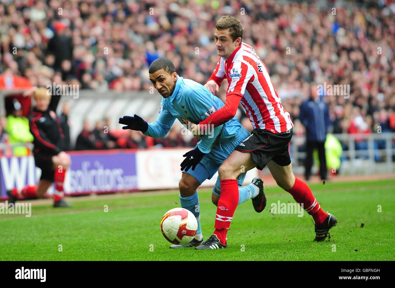 George McCartney von Sunderland und Aaron Lennon von Tottenham Hotspur (links) Für den Ball Stockfoto