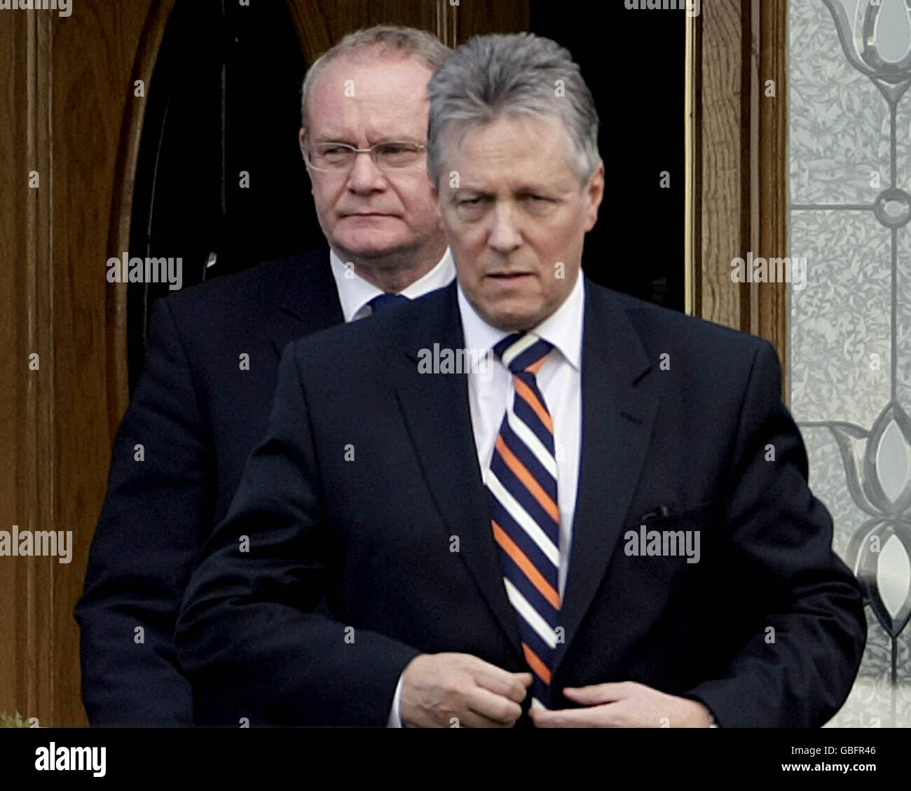 Nordirland erster Minister Peter Robinson (Front) und stellvertretender erster Minister Martin McGuinness verlassen die Banbridge Heimat des Constable Stephen Paul Carroll, 48, der gestern Nacht in Craigavon erschossen wurde. Stockfoto