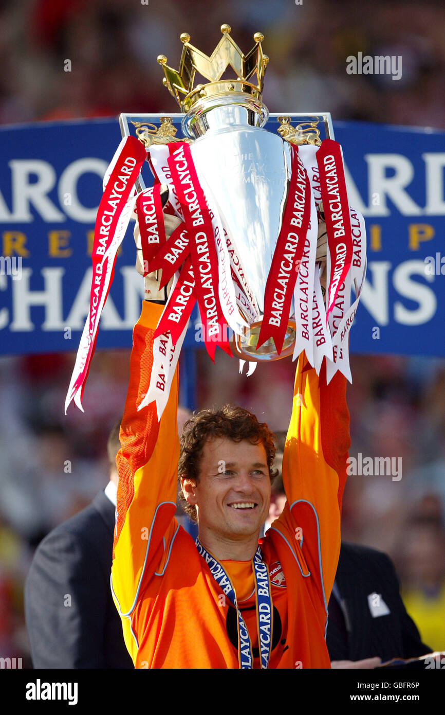 Arsenals Torwart Jens Lehmann feiert mit der Premiership-Trophäe Stockfoto