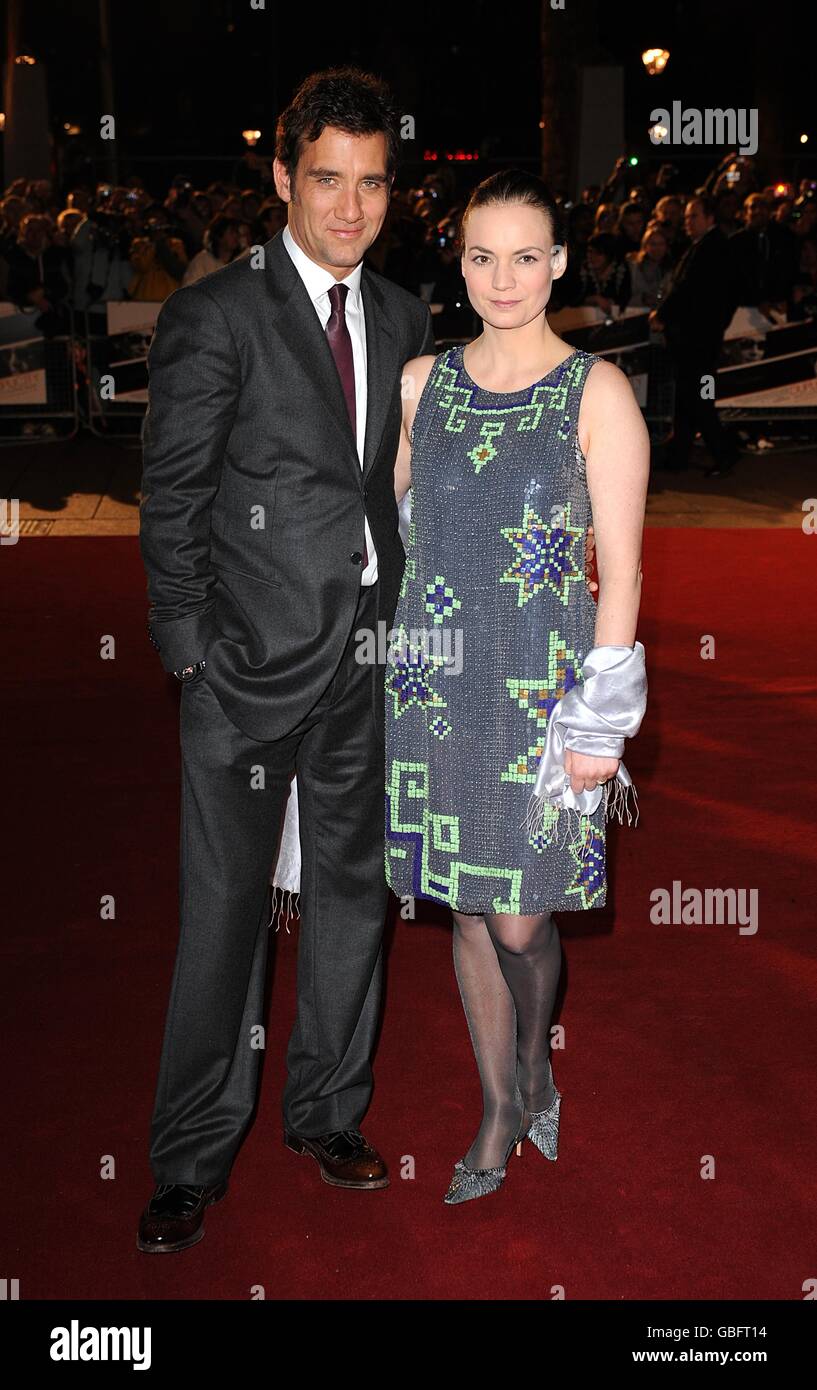 Clive Owen und seine Frau Sarah Jane Fenton kommen zur Premiere von Duplicity am Empire Leicester Square in London. Stockfoto