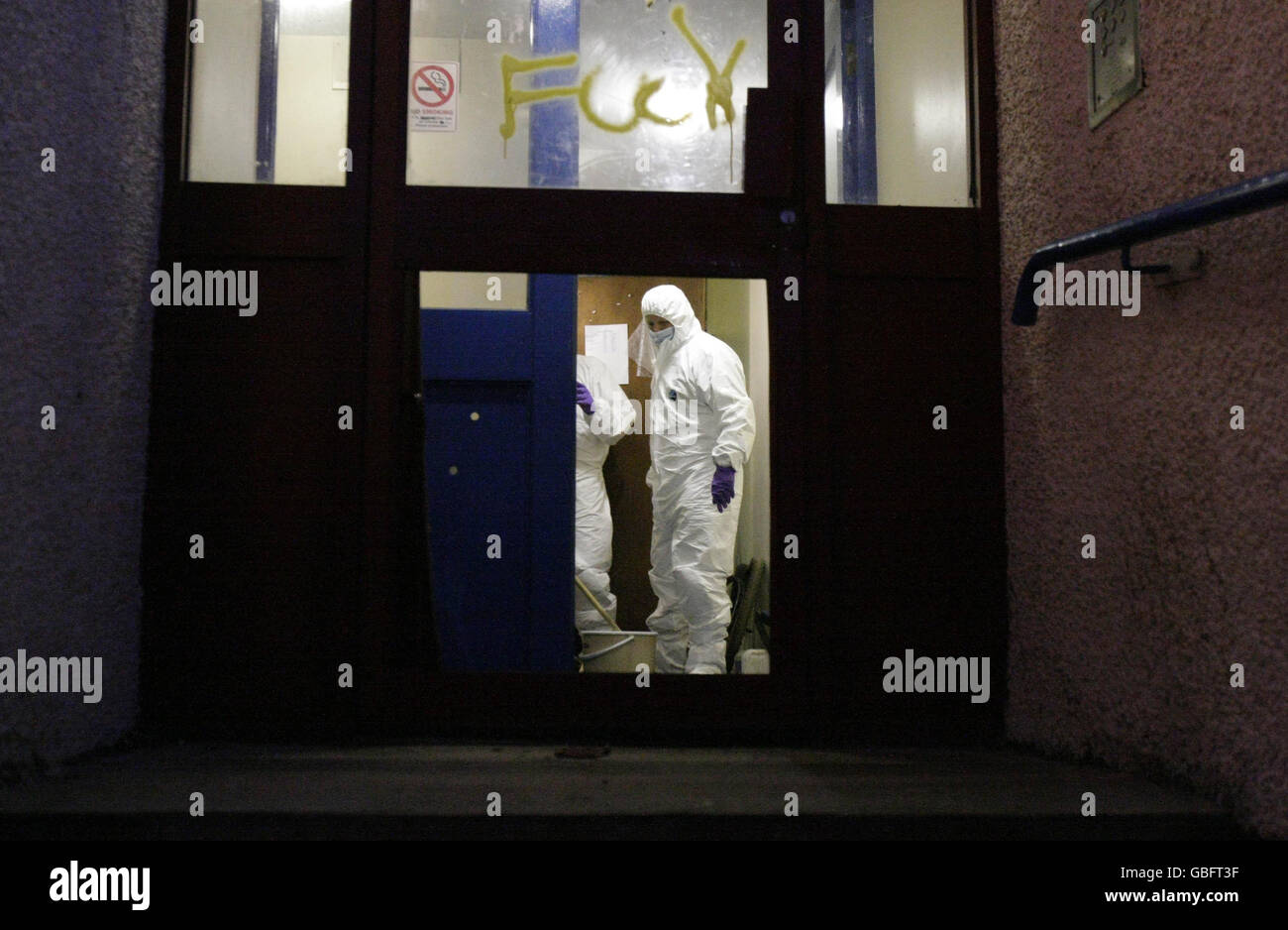HERAUSGEBER BITTE INHALT BEACHTEN. PSNI-Offiziere führen Durchsuchungen in der Nähe der Szene in Lurgan durch, wo der Vollzugsbeamte Stephen Carroll letzte Nacht erschossen wurde. Stockfoto