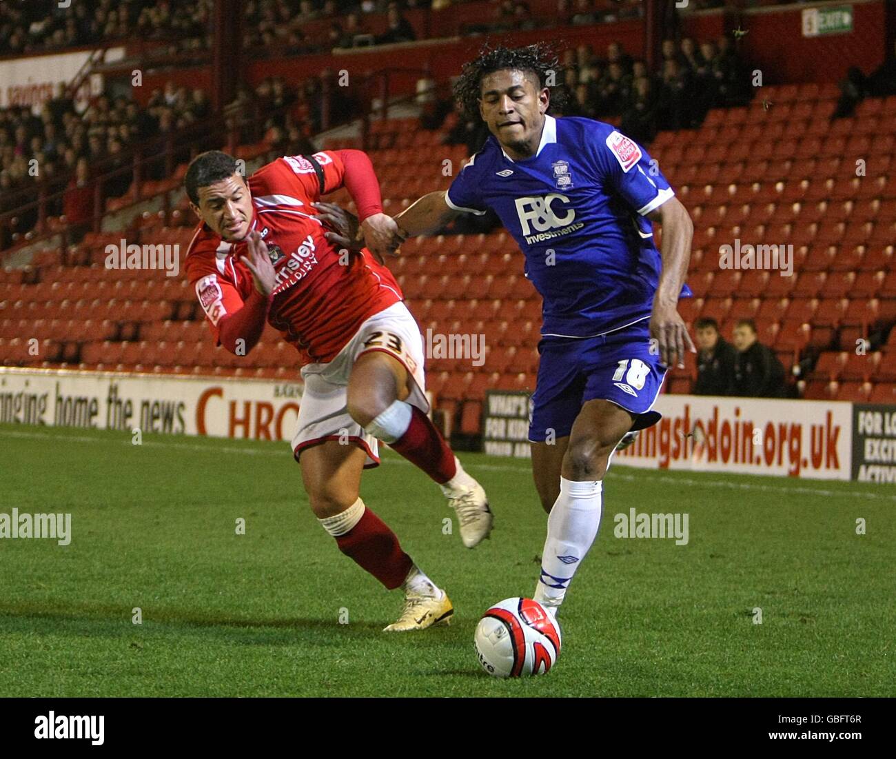 Fußball - Coca-Cola Football League Championship - Barnsley gegen Birmingham City - Oakwell. Barnsleys Marciano Van Homoet (links) und Carlos Costile (rechts) von Birmingham City kämpfen um den Ball Stockfoto