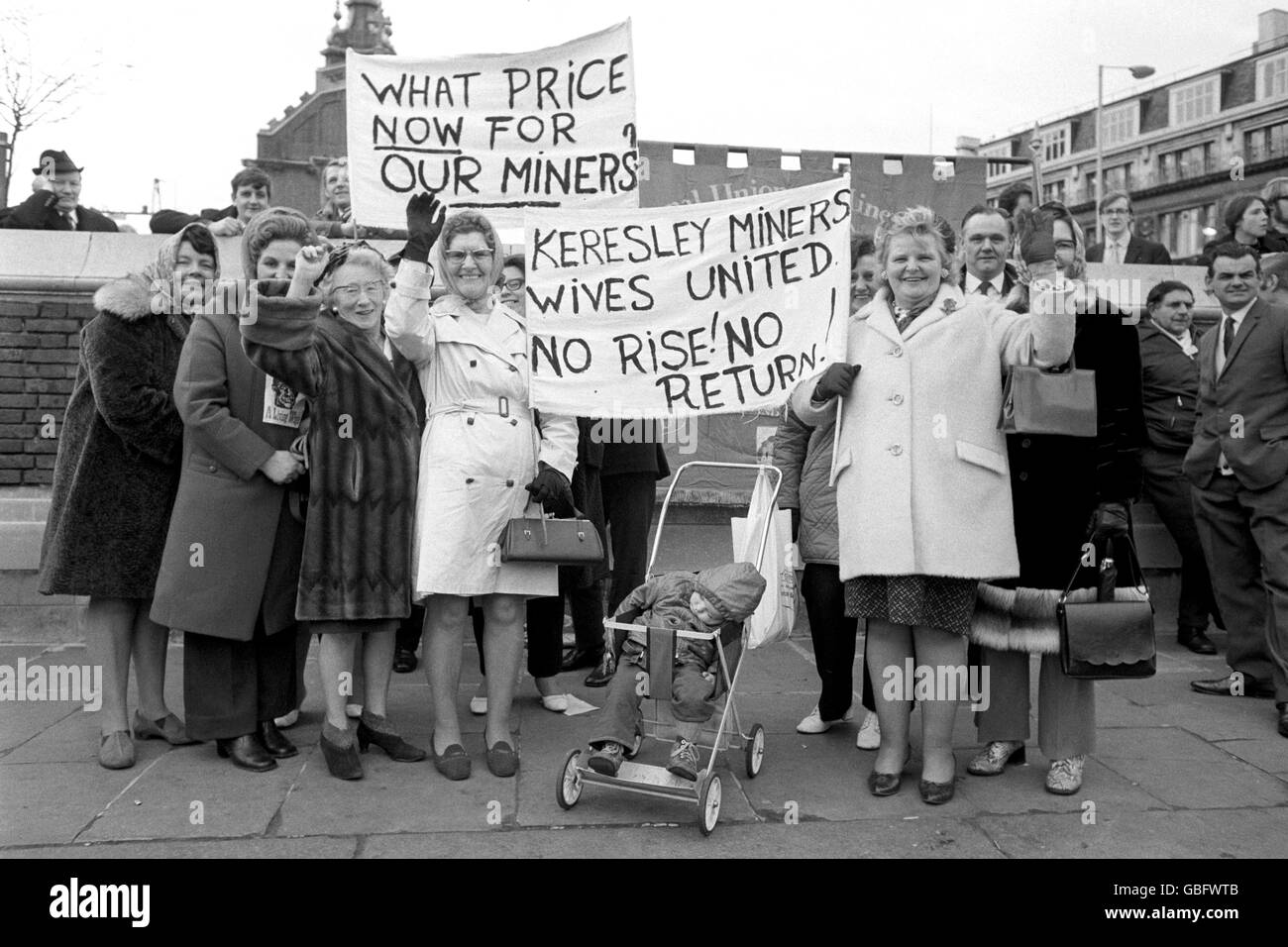Bergleute und ihre Frauen aus Keresley Colliery, Coventry, demonstrieren in der Nähe des Tower of London. Bergleute und Gewerkschafter versammeln sich am Tower Green, um nach Westminster zu marschieren, wo sie planten, ihre Parlamentsmitglieder zu lobbyieren. Stockfoto