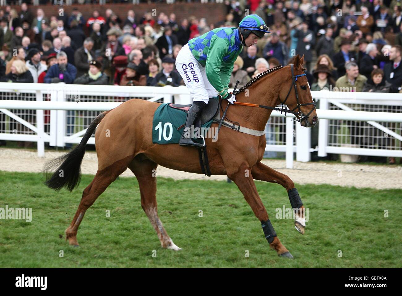 Silver Jaro, geritten von Jockey Noel Fehily, der vor der Handicap-Hürde im Vincent O'Brien County posten wird. Stockfoto