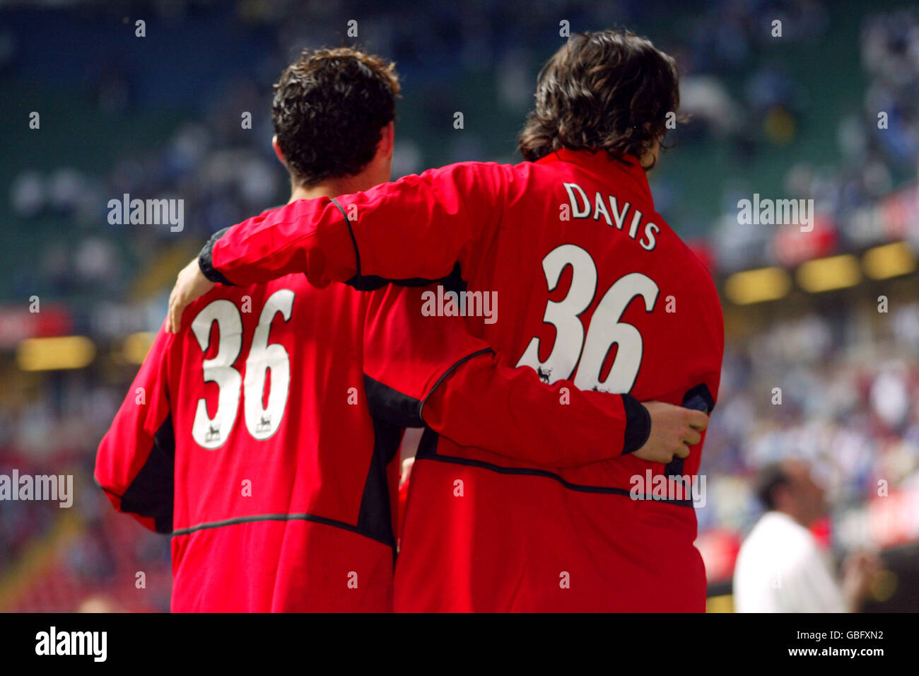 Cristiano Ronaldo (l) und Ruud van Nistelrooy von Manchester United tragen Jimmy Davis Shirts als Zeichen des Respekts für die Spieler, der früher in der Saison gestorben ist Stockfoto