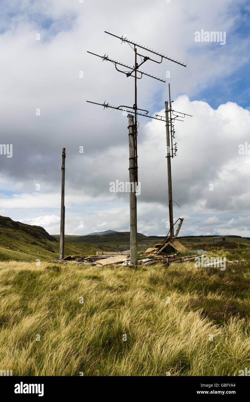 Über Bleneau Ffestiniog, auf der Rhiwbhach Straßenbahn sind Antennen Überreste eines Fernsehsenders Repeater. Gwynedd, Wa Stockfoto