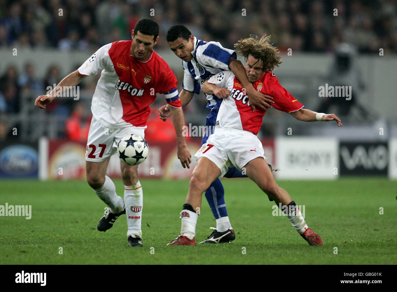 Derlei des FC Porto kämpft mit Julien von Monaco um den Ball Rodriguez (l) und Lucas Bernardi (r) Stockfoto