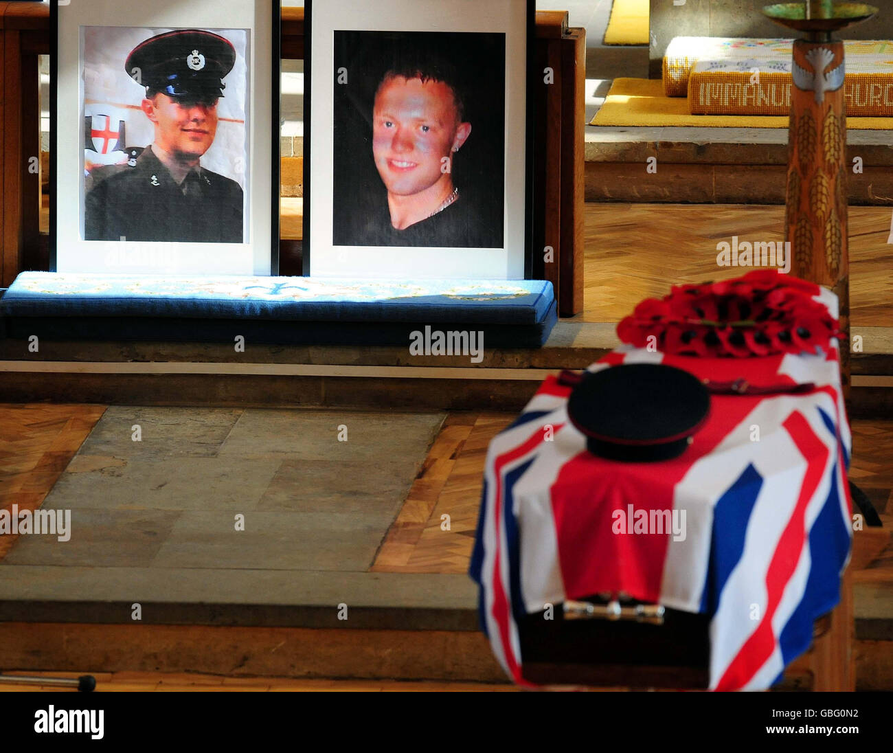 Bilder von Sapper Mark Quinsey sind an seinem Sarg bei seinem Trauerdienst in der Immanuel Church, Birmingham, zu sehen. Stockfoto