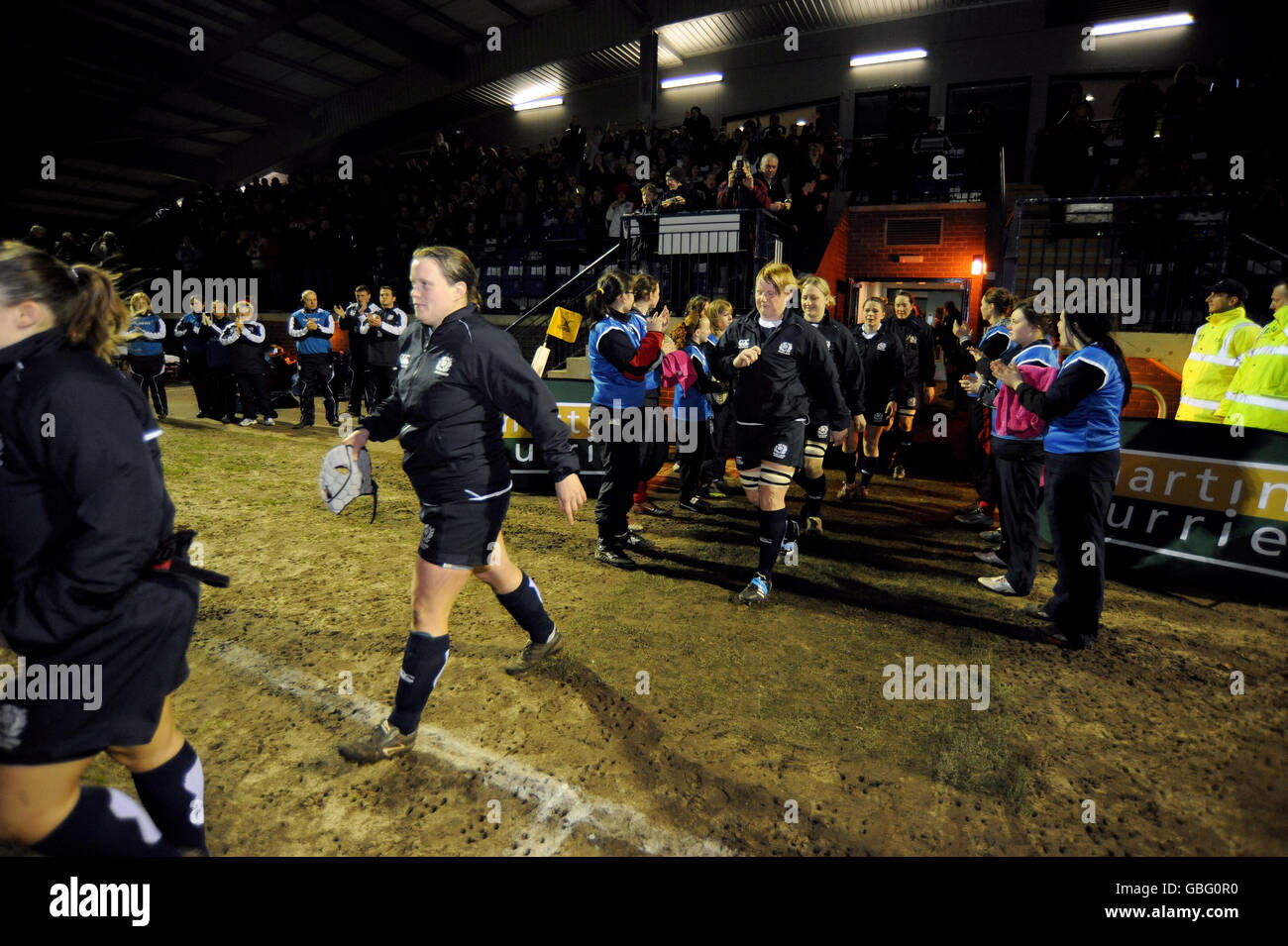 Rugby Union - Schottland die Frauen gegen Irland die Frauen - Meggetland. Schottland tritt vor dem Spiel auf das Spielfeld Stockfoto