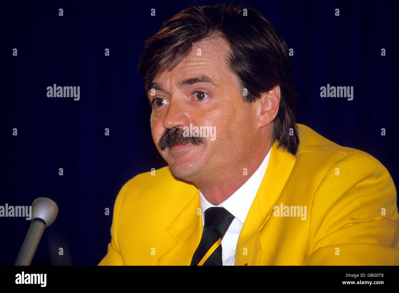 Olympische Winterspiele - Calgary 1988 - Vier-Mann-Bobsport - Jamaika. George Fitch, der Manager des umstrittenen jamaikanischen Bobsled-Teams, bei einer Pressekonferenz im Olympischen Dorf in Calgary. Stockfoto