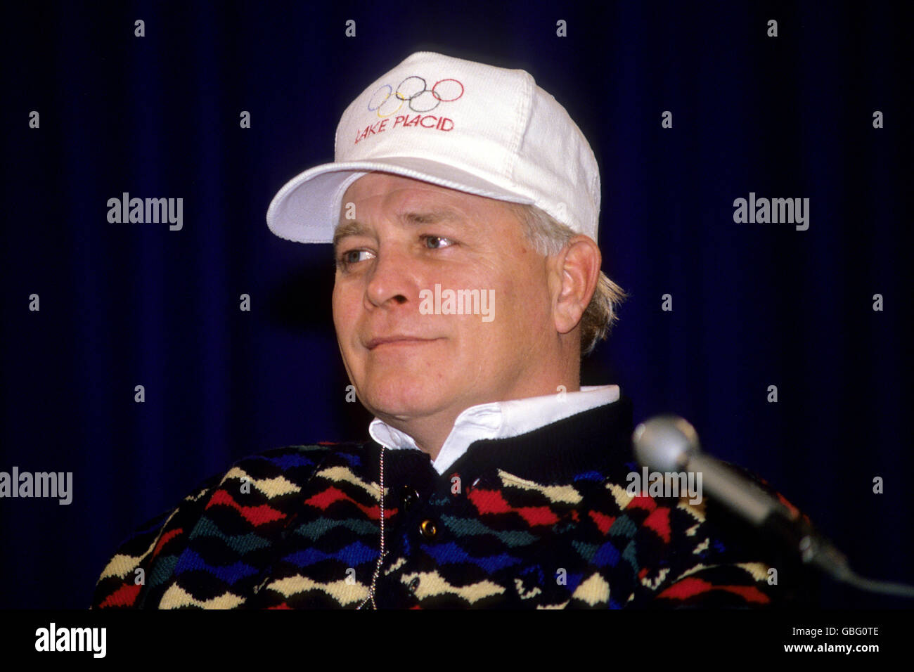 Olympische Winterspiele - Calgary 1988 - Vier-Mann-Bobsport - Jamaika. Howard Sailer, der Trainer des umstrittenen jamaikanischen Bobsled-Teams, bei einer Pressekonferenz im Olympischen Dorf in Calgary. Stockfoto
