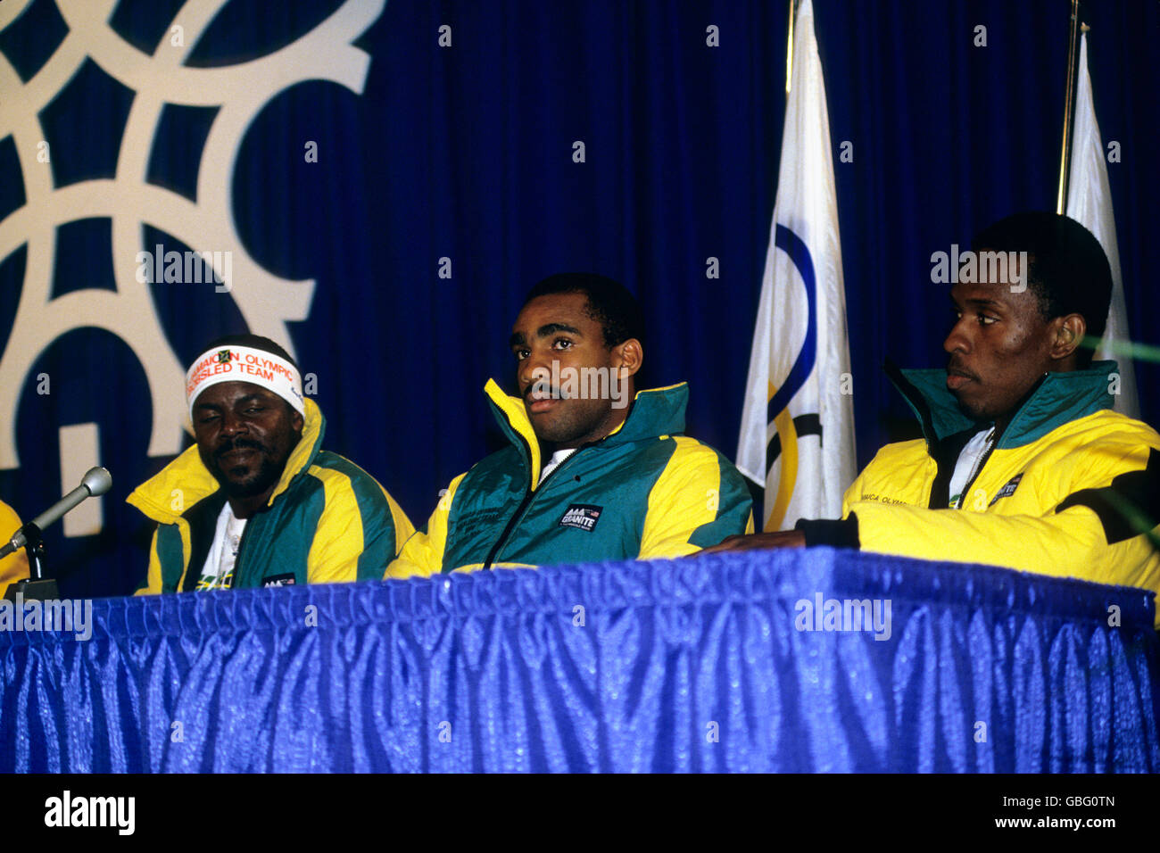 Mitglieder des umstrittenen jamaikanischen Bobsled-Teams bei einer Pressekonferenz im Olympischen Dorf von Calgary. Von L nach R: Freddie Powell, Michael White und Dudley Stokes. Stockfoto