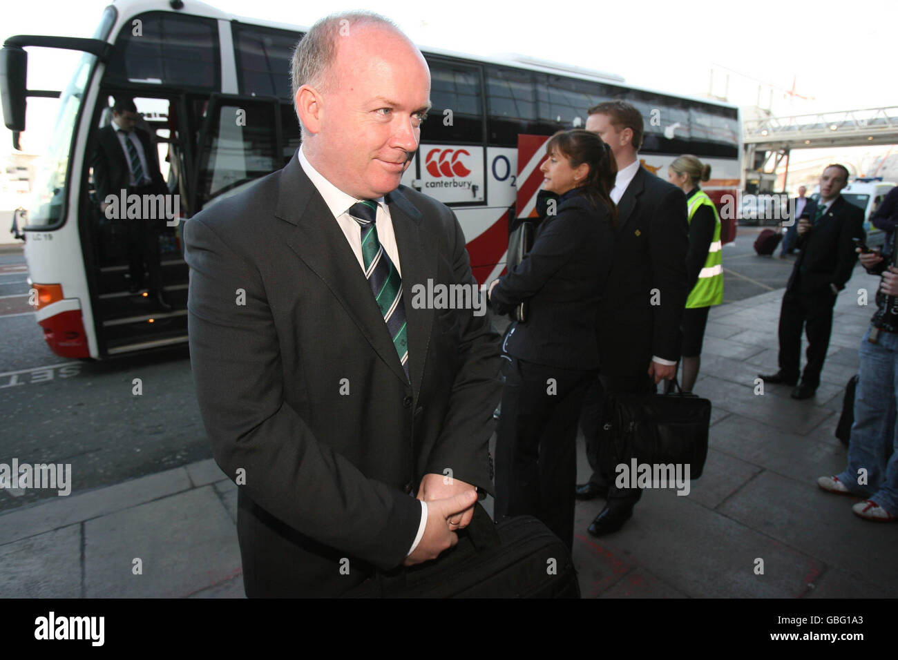 Der irische Rugby-Trainer Declan Niere kommt mit dem Team für ihren Flug am Flughafen Dublin in Dublin an. Stockfoto
