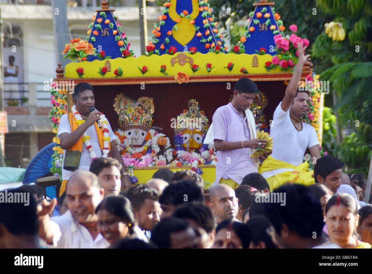 Nagaon, Indien. 6. Juli 2016. Anhänger während religiöse Kundgebung aufgrund der Rath Yatra (Chariot Festival) in Nagaon Bezirk von Assam, Indien auf Wednesday.Ratha Yatra (Chariot Festival) ist ein Hindu-Festival Lord Jagannath zugeordnet. Ratha Yatra ist ein Festival, das bewegende Gottheiten Jagannath, Balabhadra, Subhadra und Sudarshana auf einem Wagen beinhaltet. © Simanta Diezinger/Pacific Press/Alamy Live-Nachrichten Stockfoto