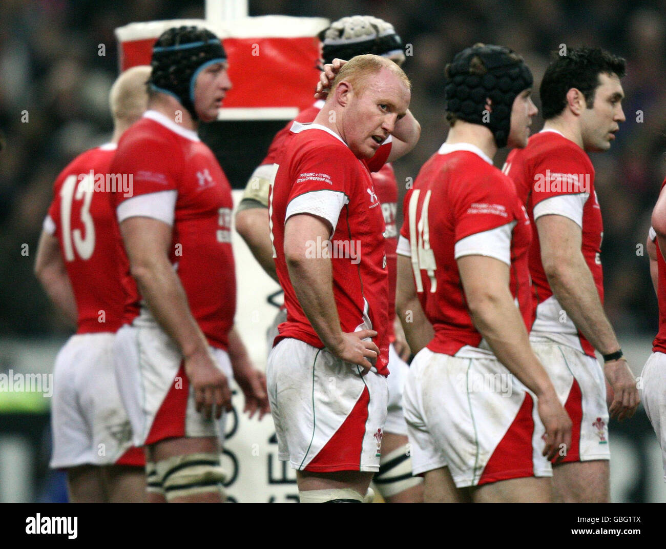 Rugby Union - RBS Six Nations Championship 2009 - Frankreich gegen Wales - Stade de France. Martyn Williams (Mitte) aus Wales erwägt ihre Optionen während des RBS 6 Nations-Spiels im Stade de France, Paris, Frankreich. Stockfoto