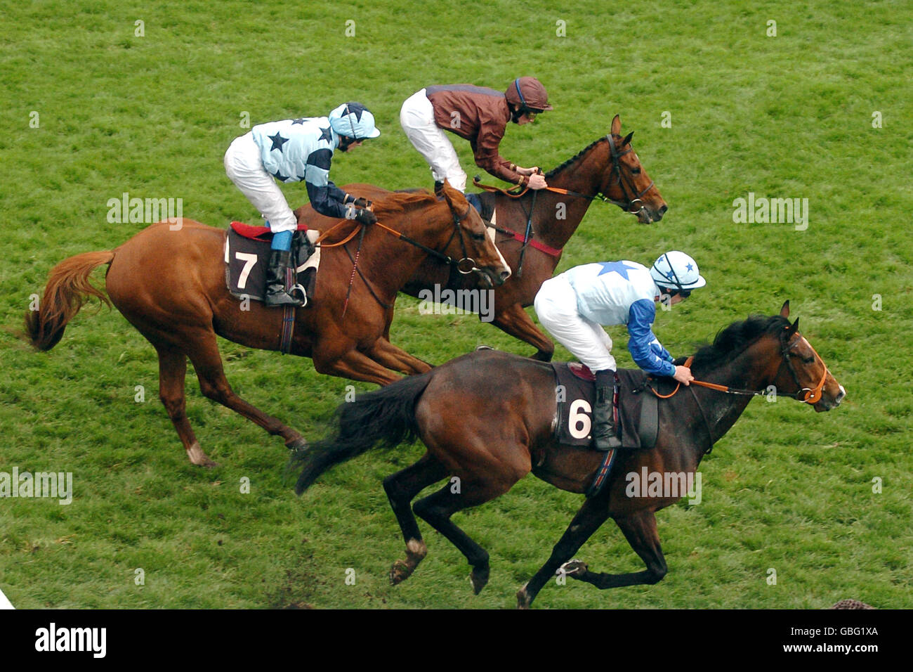(L-R) Second Warning von Chris Caitlin, Embassy Sweets von Ryan Moore und strahlender King von Richard Miles in Aktion während der Fahrer Jonas Maiden Stakes geritten Stockfoto
