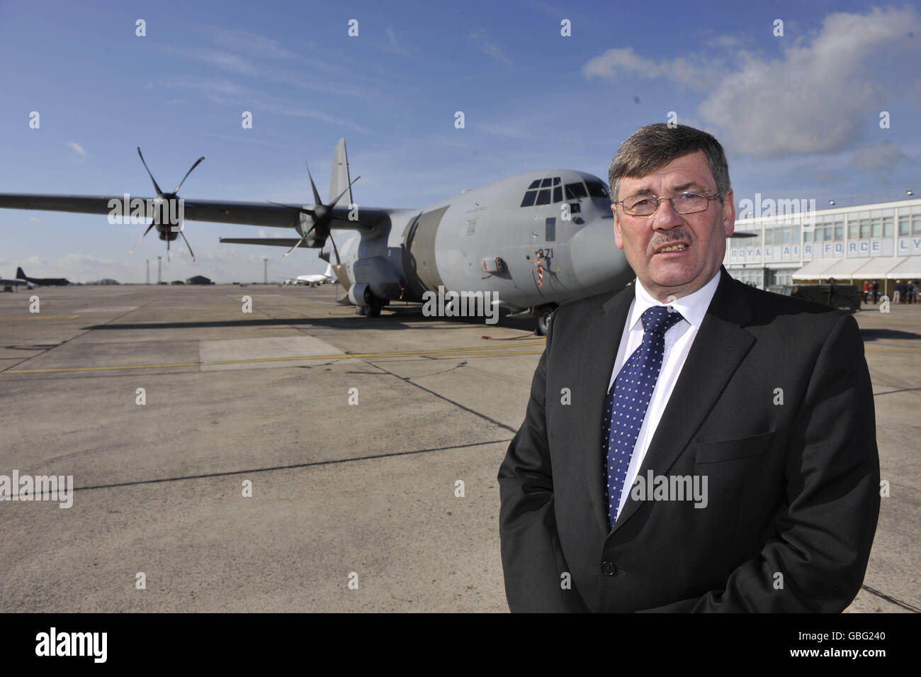 Armeeminister Bob Ainsworth vor einem Hercules-Flugzeug in der RAF Lyneham in Wilstshire, wo er zu Besuch ist, um allen an den militärischen Wiederparteiungszeremonien Beteiligten zu danken. Stockfoto