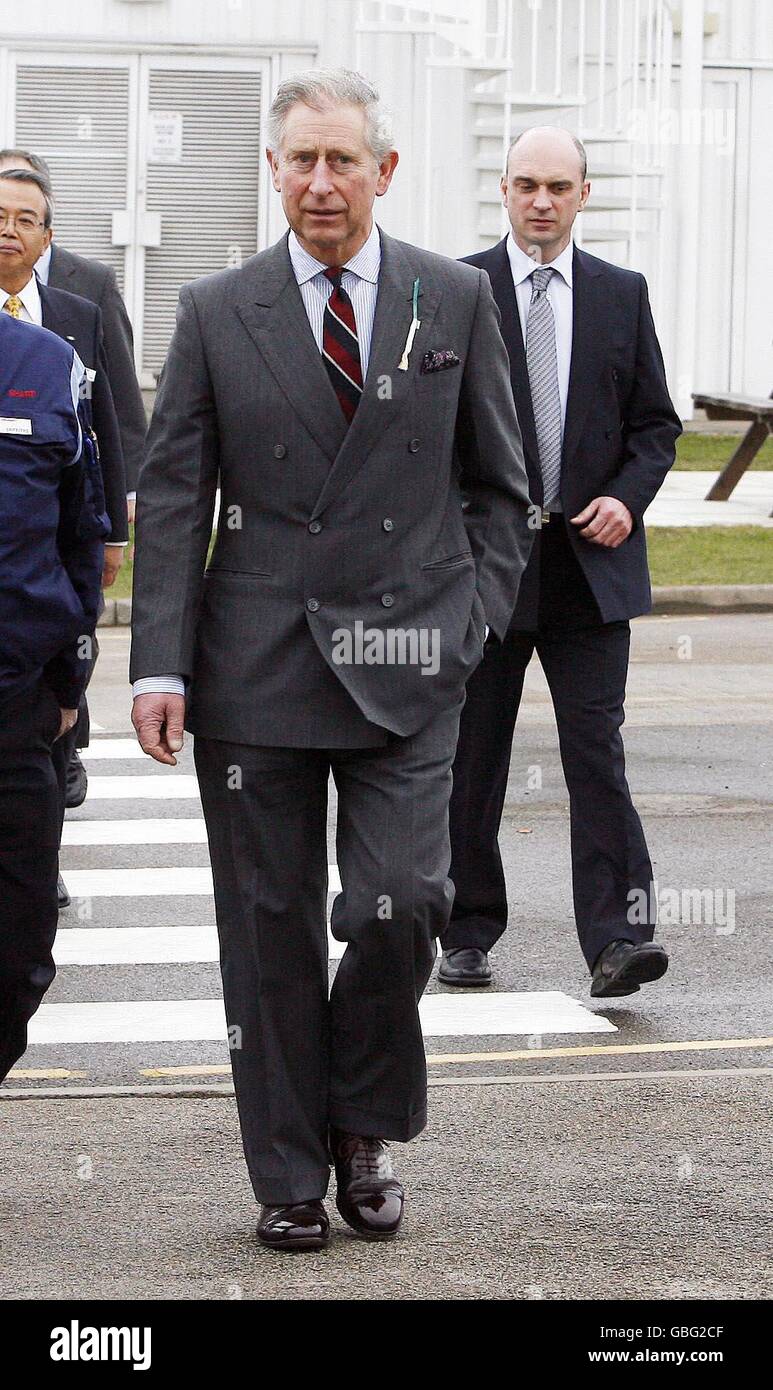 Der Prinz von Wales trifft Mitarbeiter während einer Werksbesichtigung der Sharp Manufacturing Company, Llay, Wrexham, Nordwales. Stockfoto