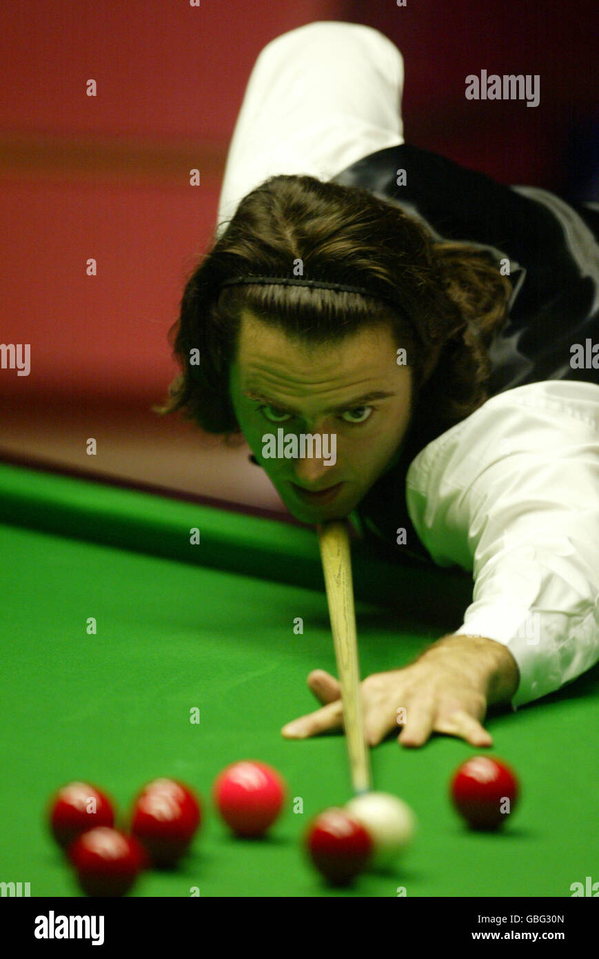 Snooker - Embassy World Championship 2004. Ronnie O'Sullivan im Kampf gegen Stephen Hendry Stockfoto