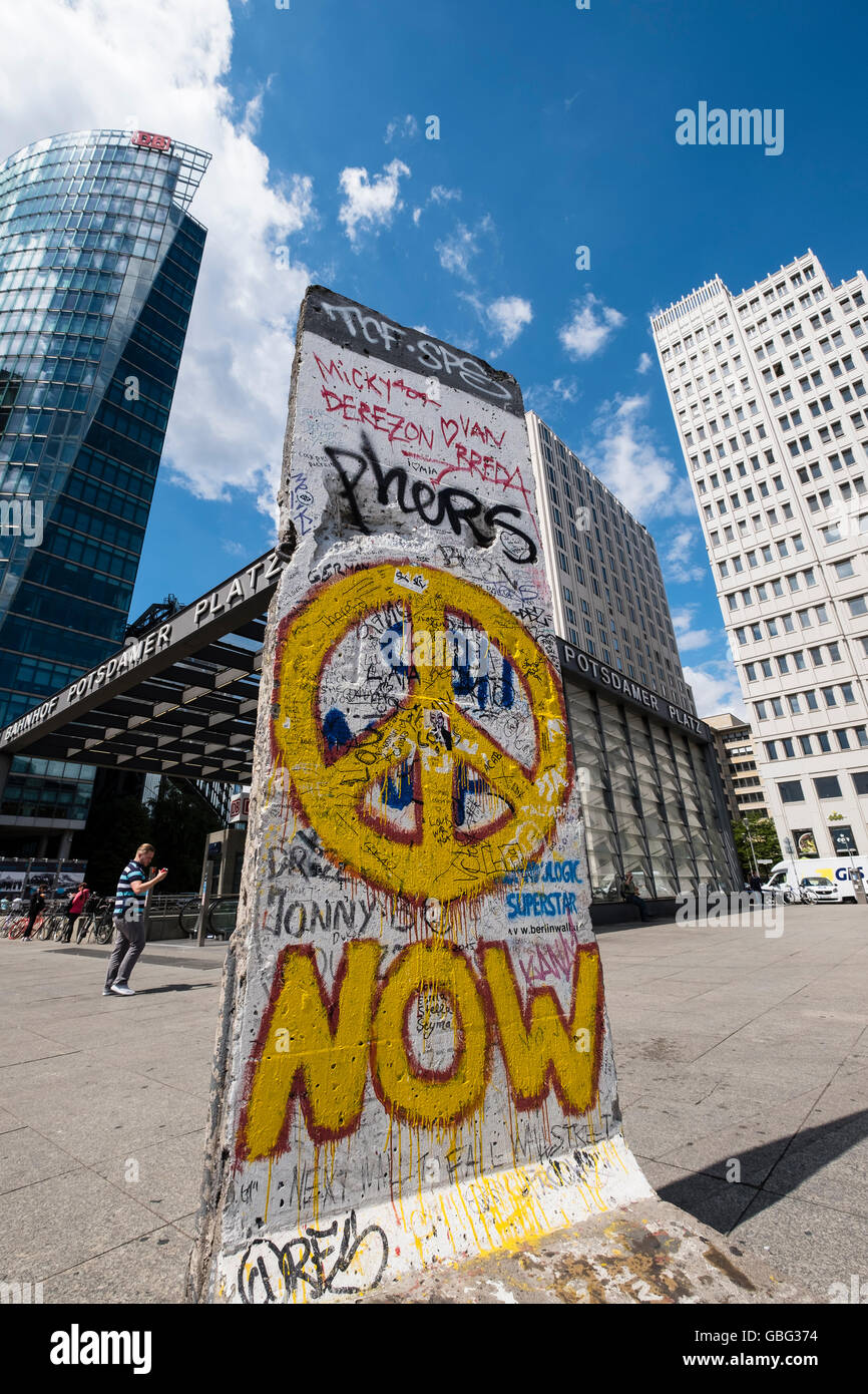 Abschnitt der ehemaligen Berliner Mauer mit Graffiti am Potsdamer Platz in Berlin-Deutschland Stockfoto