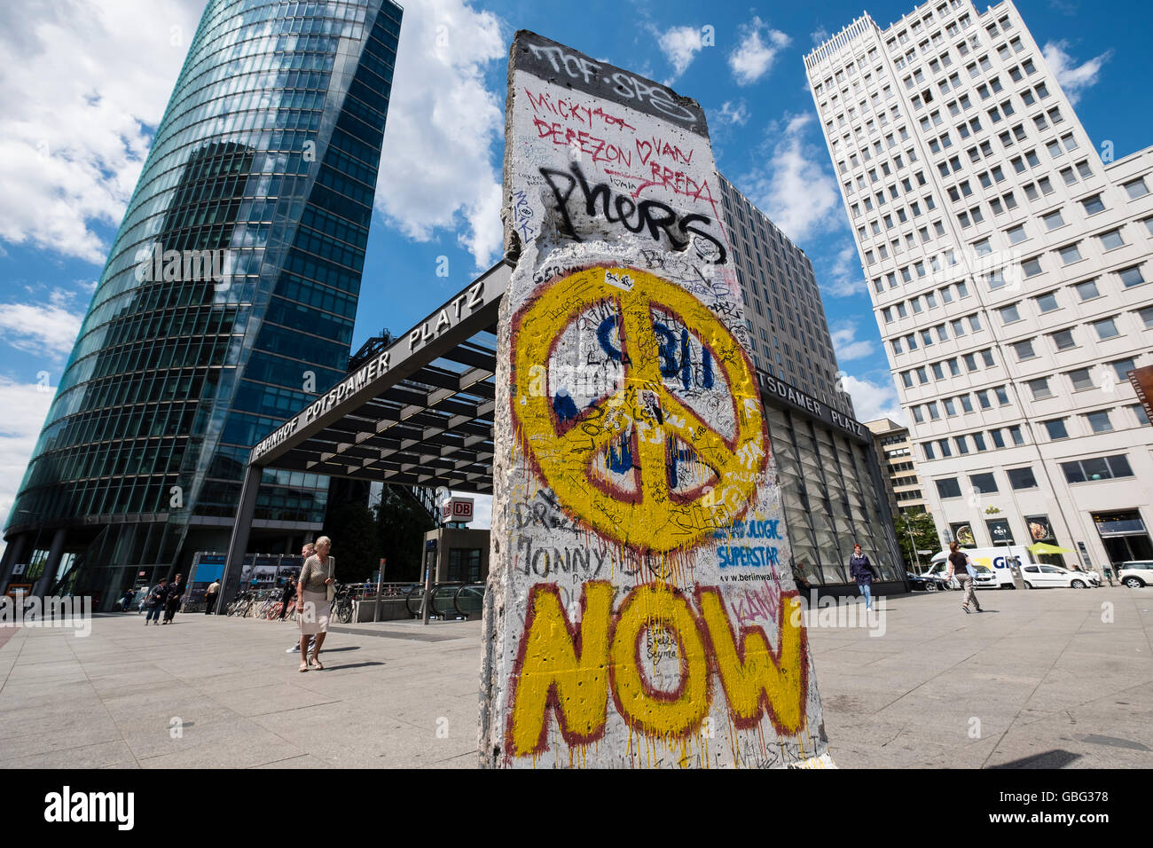 Abschnitt der ehemaligen Berliner Mauer mit Graffiti am Potsdamer Platz in Berlin-Deutschland Stockfoto