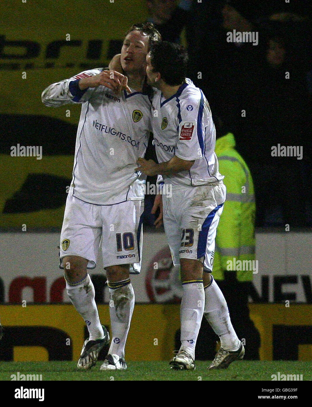 Leeds' Luciano Becchio (links) feiert sein Tor mit Robert Snodgrass während des Coca-Cola League One Spiels im Boundary Park, Oldham. Stockfoto