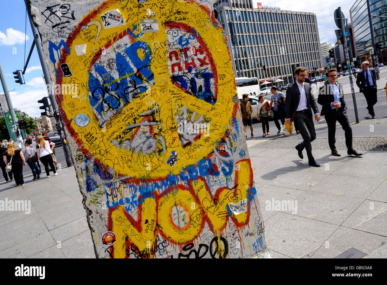 Abschnitt der ehemaligen Berliner Mauer mit Graffiti am Potsdamer Platz in Berlin-Deutschland Stockfoto