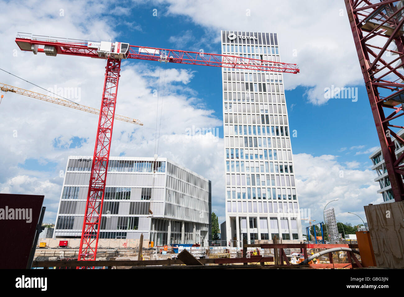 Blick auf neue Bürotürme im Bau und Gesamtumsatz des Unternehmens Tower in der neuen lobte Immobilienentwicklung in Berlin Deutschland Stockfoto