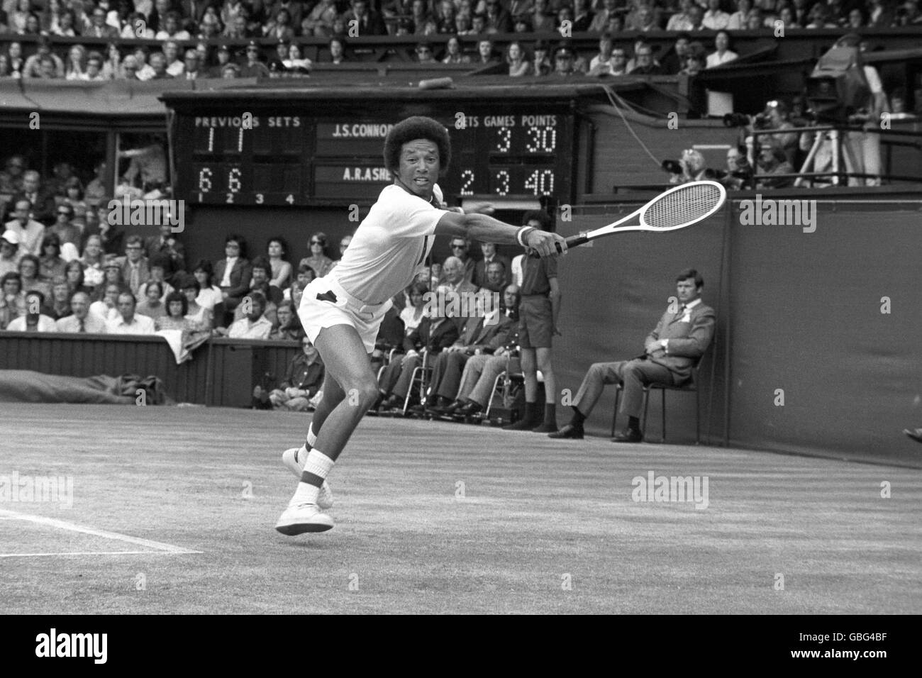 Der Amerikaner Arthur Ashe kämpfte gegen den dritten Satz gegen den amtierenden Champion Jimmy Connors während des Wimbledon Men's Single Competition. Ashe war der erste schwarze Mann, der den Wettbewerb gewann. Stockfoto