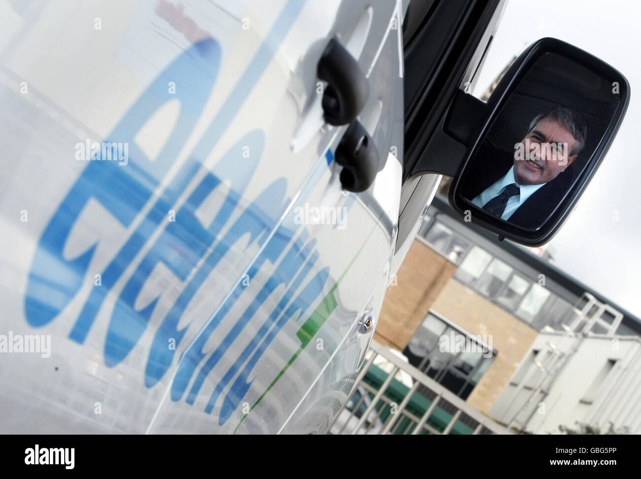 Von links nach rechts. Der schottische Labour-Führer Iain Gray spiegelt sich im Flügelspiegel eines Elektroautos der schottischen Firma Allied Vehicles in Dundee wider. Stockfoto