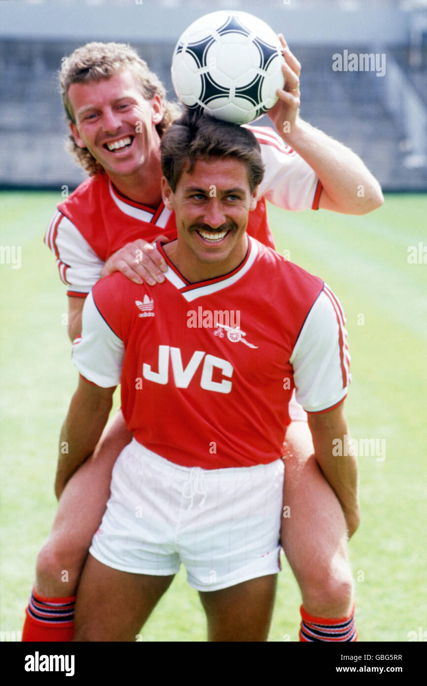 Fußball - Heute Liga Division One - Arsenal Photocall. Kenny Sansom von  Arsenal gibt Teamkollegen Graham Rix einen Huckepack Stockfotografie - Alamy