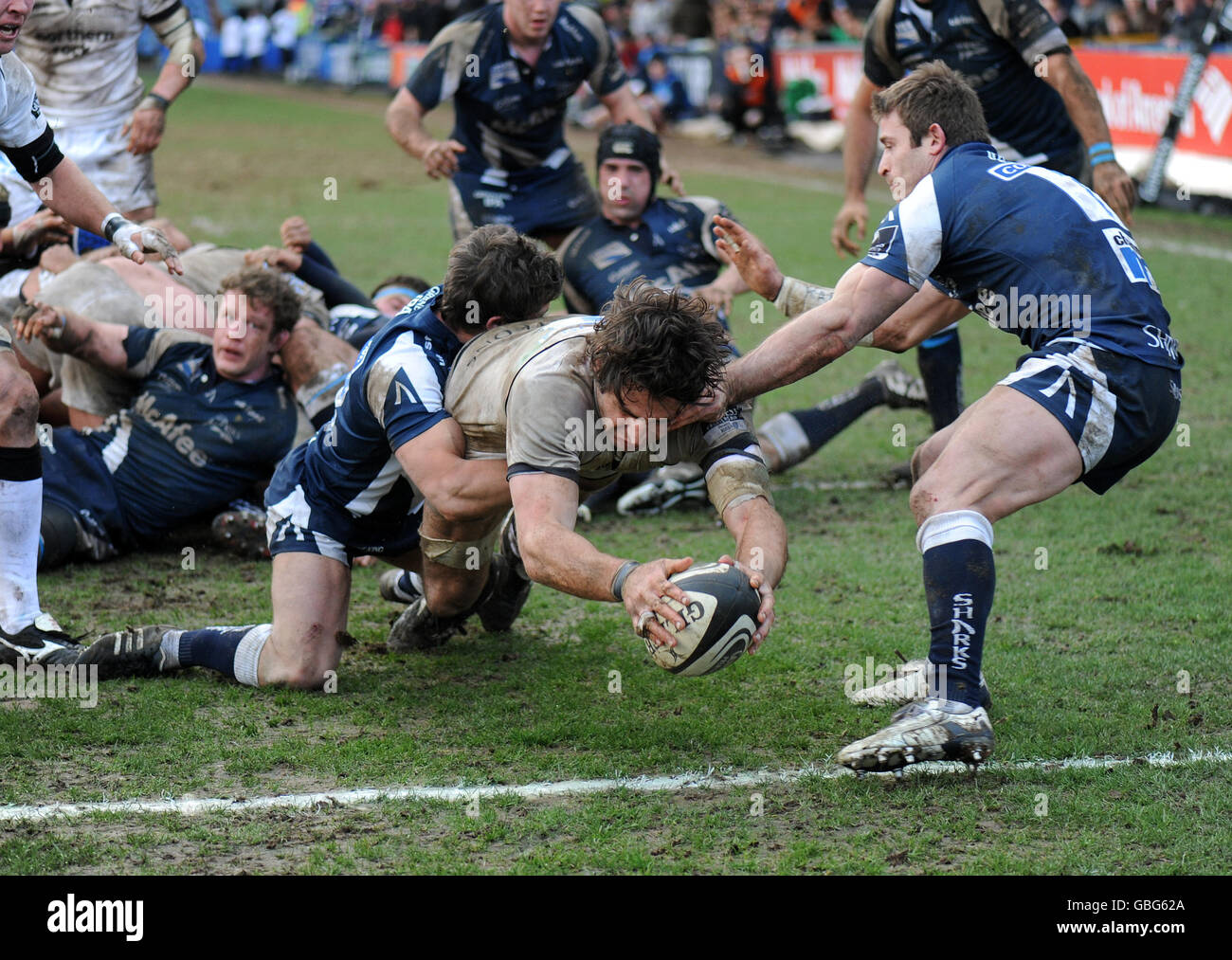 Brent Wilson von Newcastle Falcons hält Sale Sharks' Chris Leck auf Und Oriol Ripol, um ihren Siegerversuch zu erzielen Stockfoto