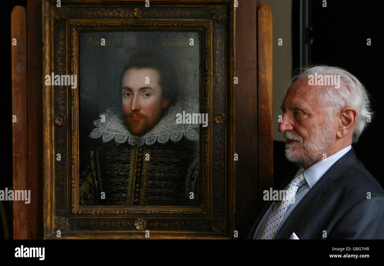 Ein neu identifiziertes, angeblich lebenslanges Porträt von William Shakespeare wird vom Vorsitzenden des Shakespeare Birthplace Trust, Professor Stanley Wells, im Dartmouth House in Mayfair, im Zentrum von London enthüllt. Stockfoto