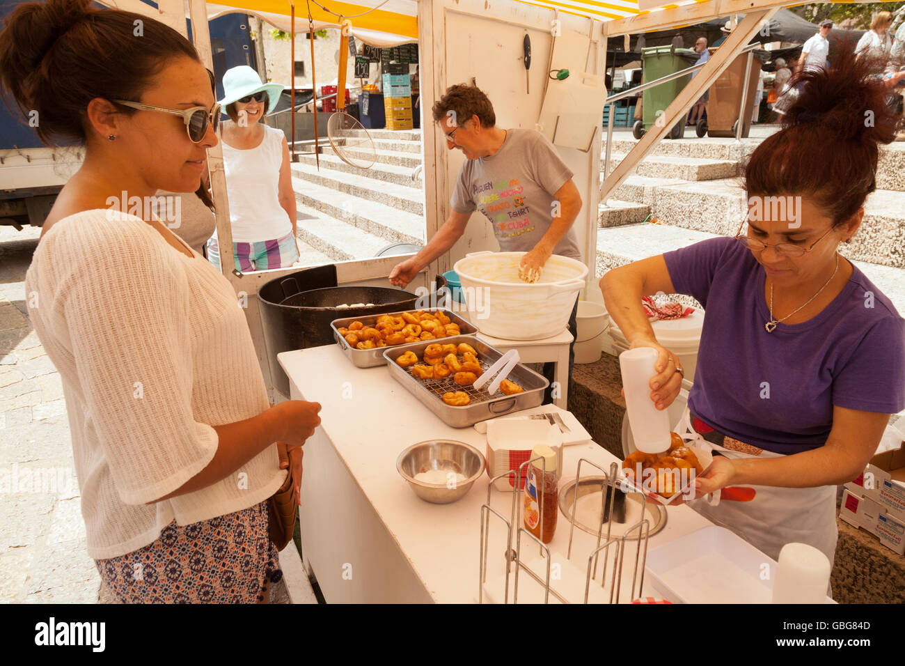 Frau shopping für Krapfen, Pollensa Markt, Mallorca (Mallorca), Balearen, Spanien-Europa Stockfoto