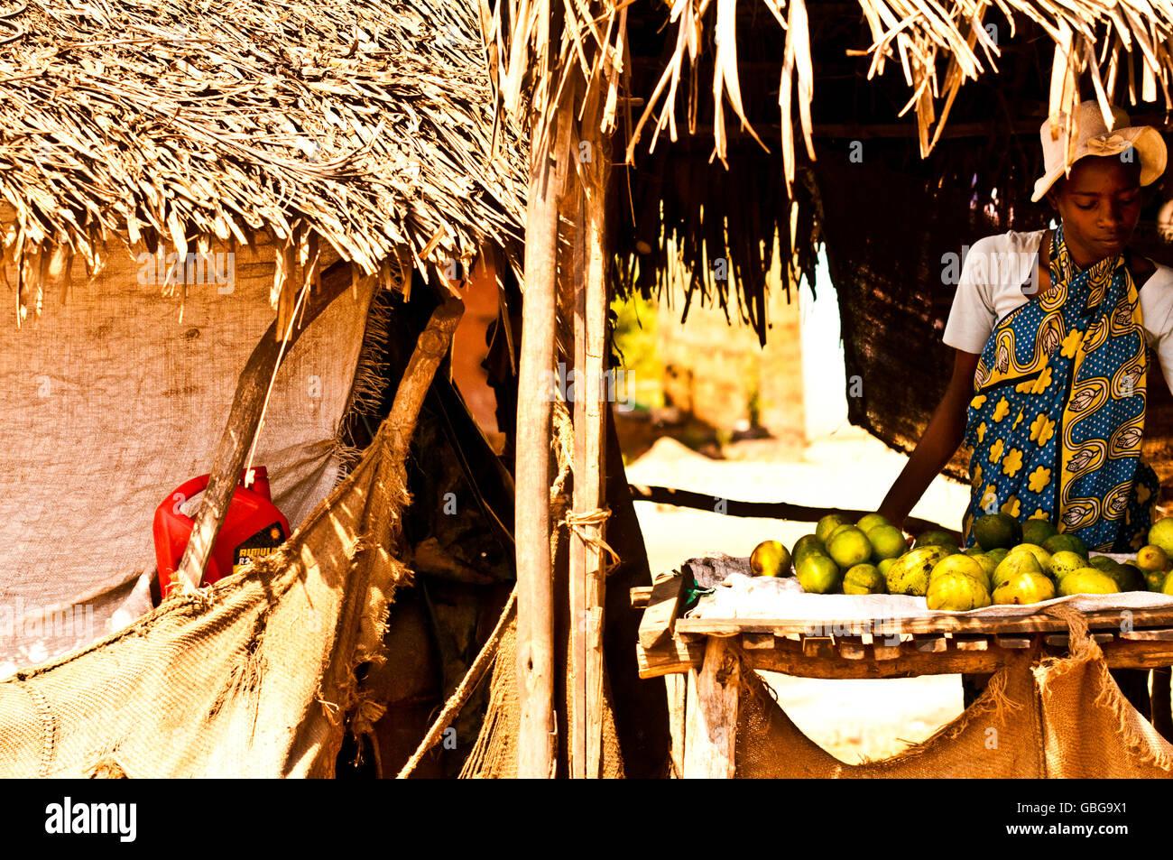 MASAI MARA, KENIA. 18. Dezember 2011: Kenianische Frau verkaufen Obst an ihrem Stand auf einem Markt in Mombasa, Kenia. Stockfoto