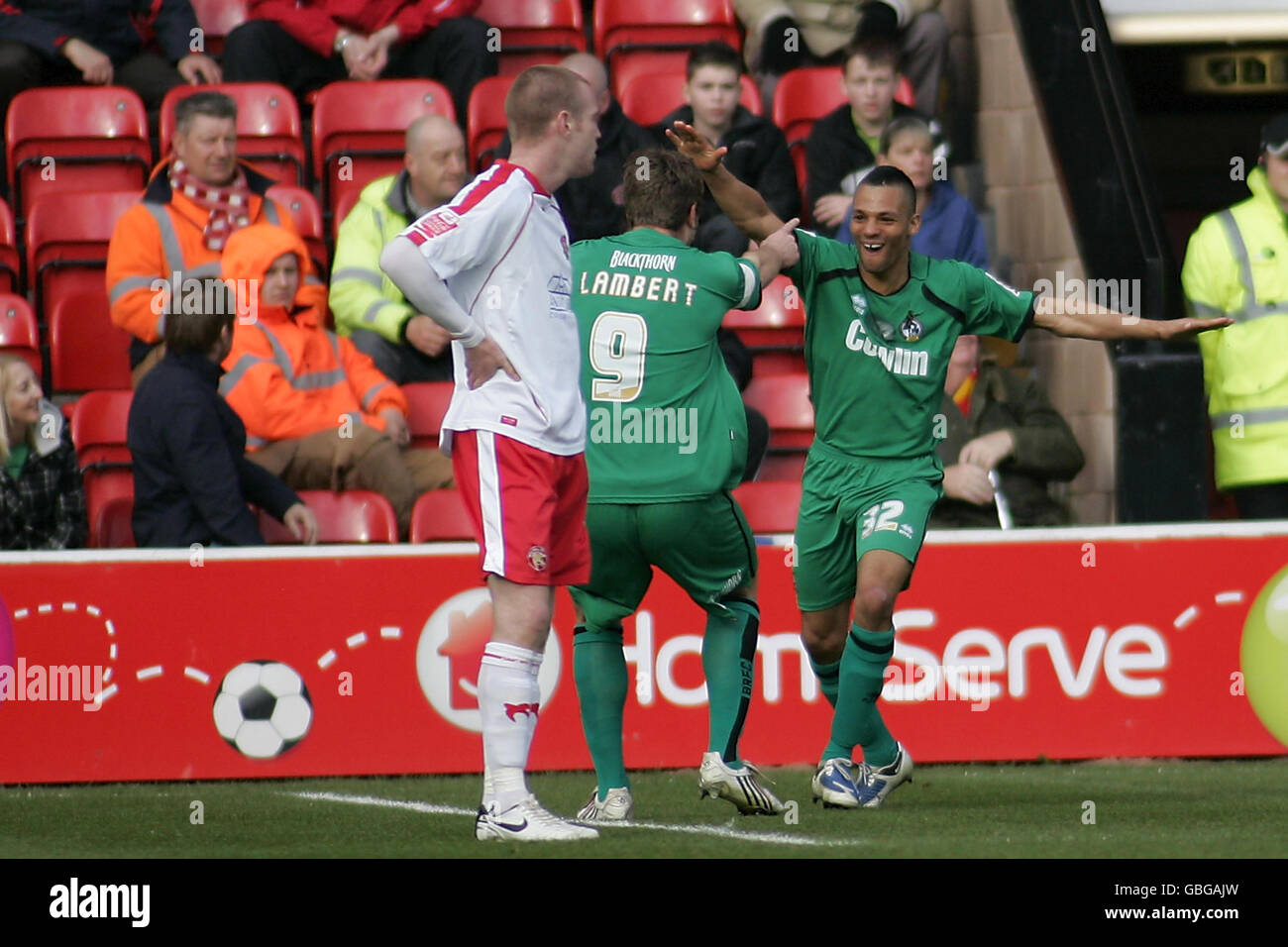 Aaron Lescott von Bristol Rover (rechts) feiert sein Tor während des Coca-Cola League One-Spiels im Banks Stadium, Walsall. Stockfoto