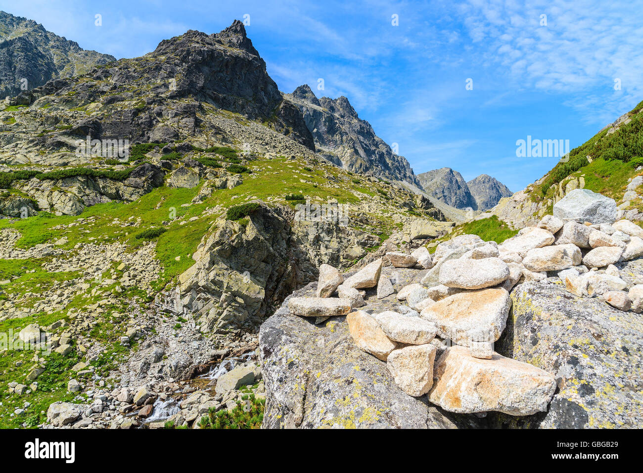 Steinhaufen auf Felsen im Starolesna-Tal in der hohen Tatra an sonnigen Sommertag, Slowakei Stockfoto