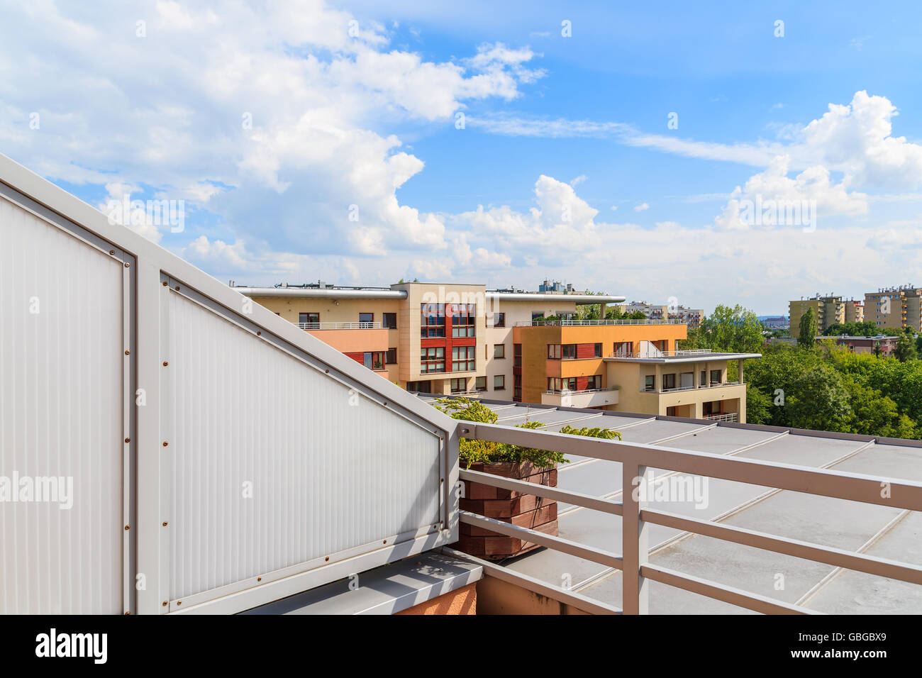 Ansicht des neuen Luxus-Stadtwohnungen von Terrasse in Krakau, Polen Stockfoto